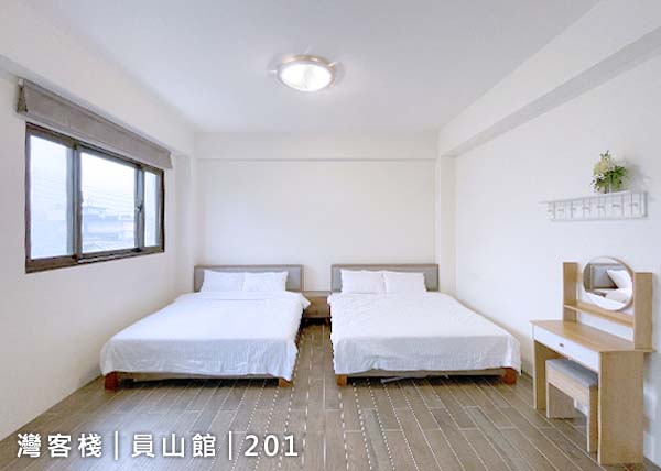 宜蘭員山包棟民宿2樓四人套房照片：四人床與對外窗