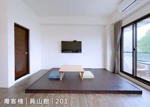 宜蘭員山包棟民宿2樓四人套房照片：和式休憩小桌與電視、大陽台