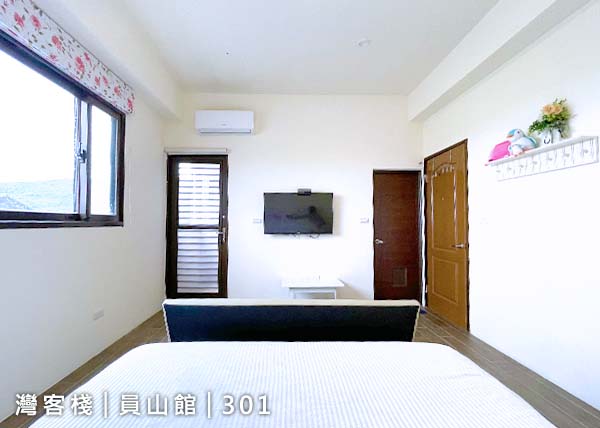 宜蘭員山包棟民宿3樓雙人套房照片：房內有電視、小陽台及衛浴